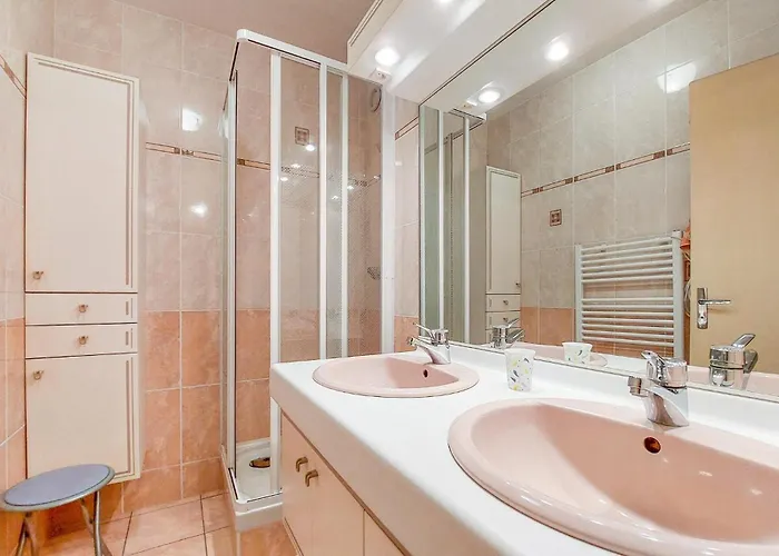 2 Bedroom Gorgeous In Royan